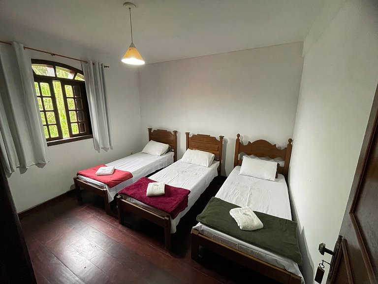 Quarto triplo casa aconchegante Petrópolis RJ
