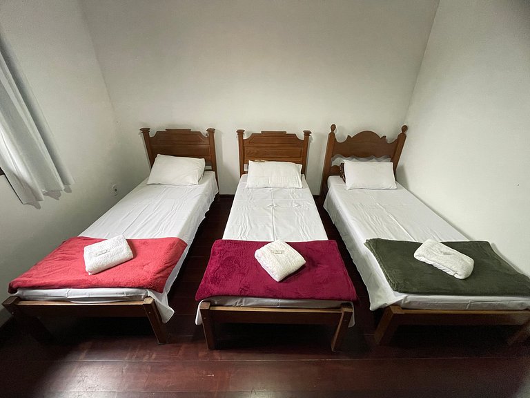 Quarto triplo casa aconchegante Petrópolis RJ