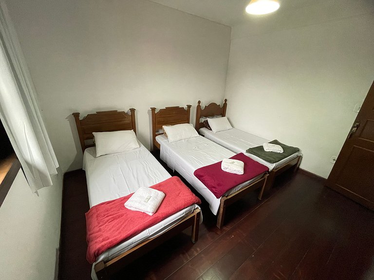 Quarto triplo casa aconchegante Petrópolis RJ