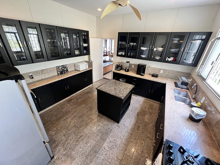 Mansão no Joá: 5 suítes, mar, lazer completo