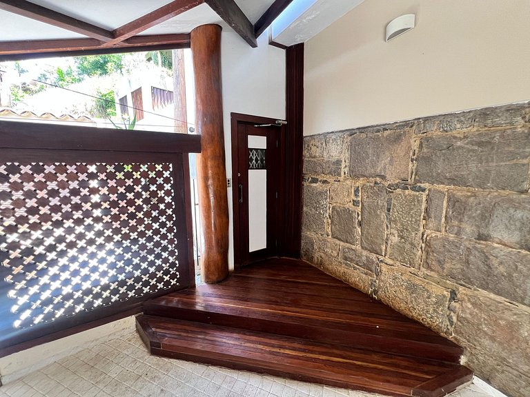 Mansão no Joá: 5 suítes, mar, lazer completo